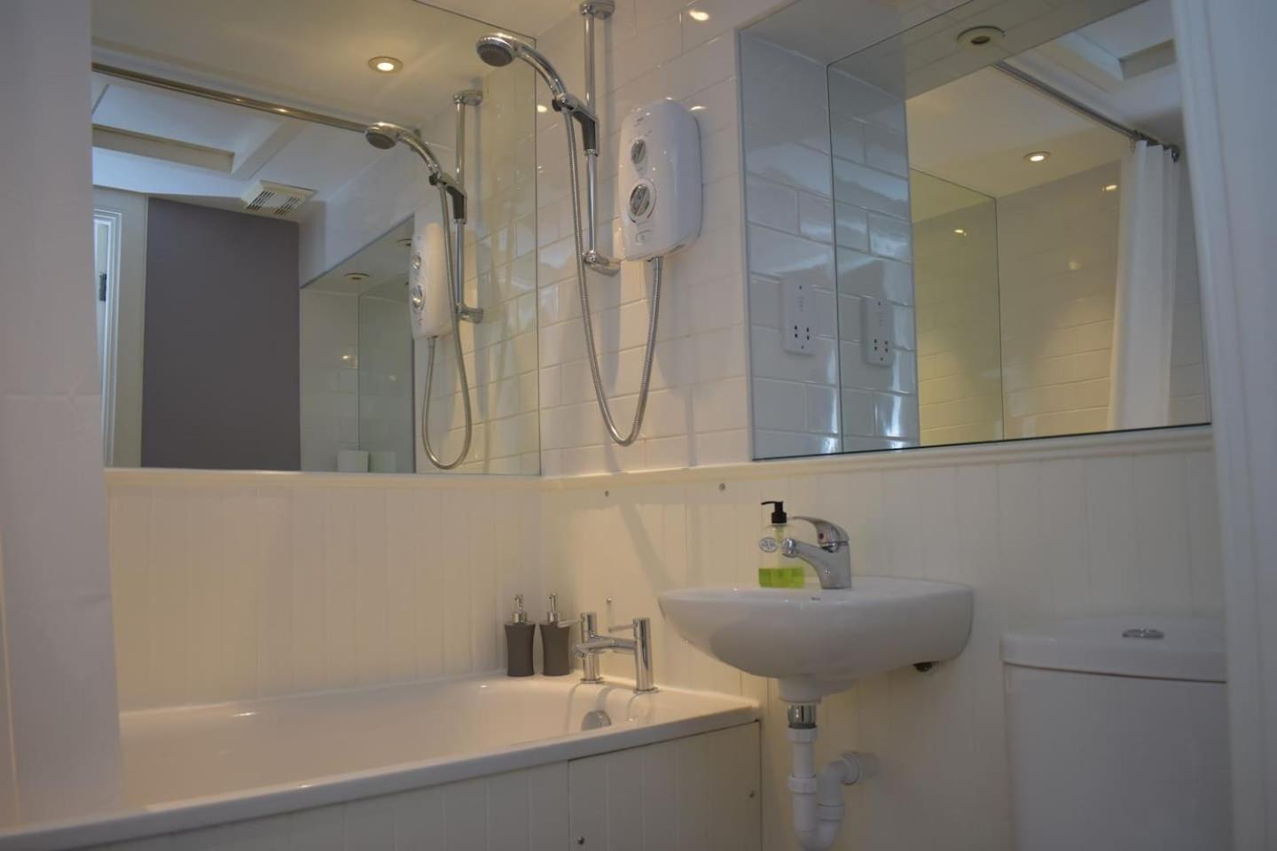 West Port - 2Br In The Heart Of The Old Town Just Off The Grassmarket Edinburgh Bagian luar foto