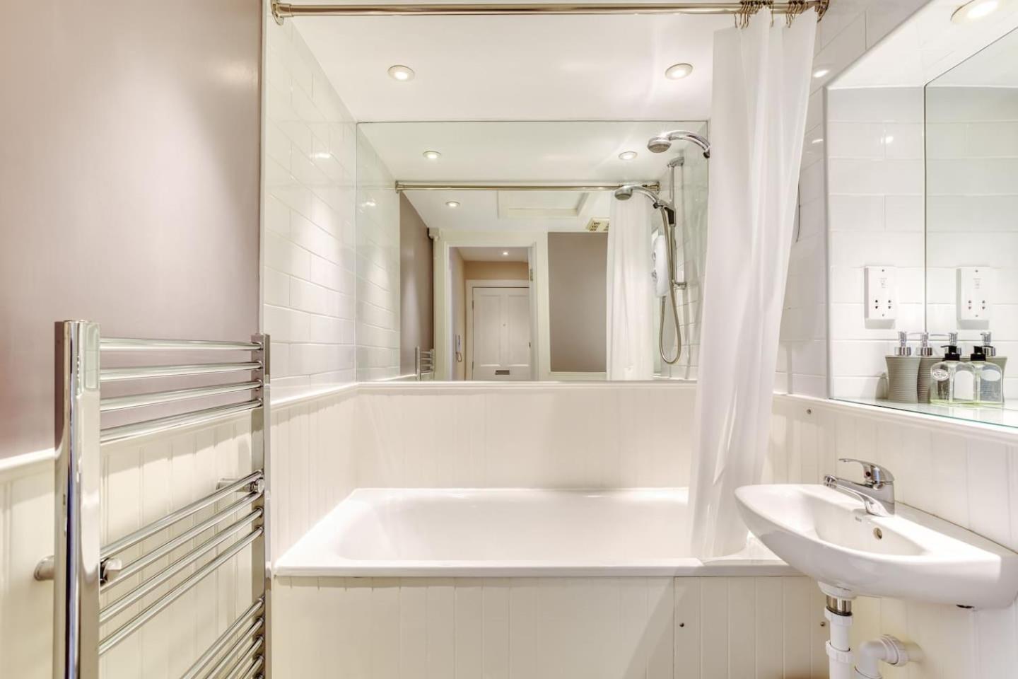 West Port - 2Br In The Heart Of The Old Town Just Off The Grassmarket Edinburgh Bagian luar foto