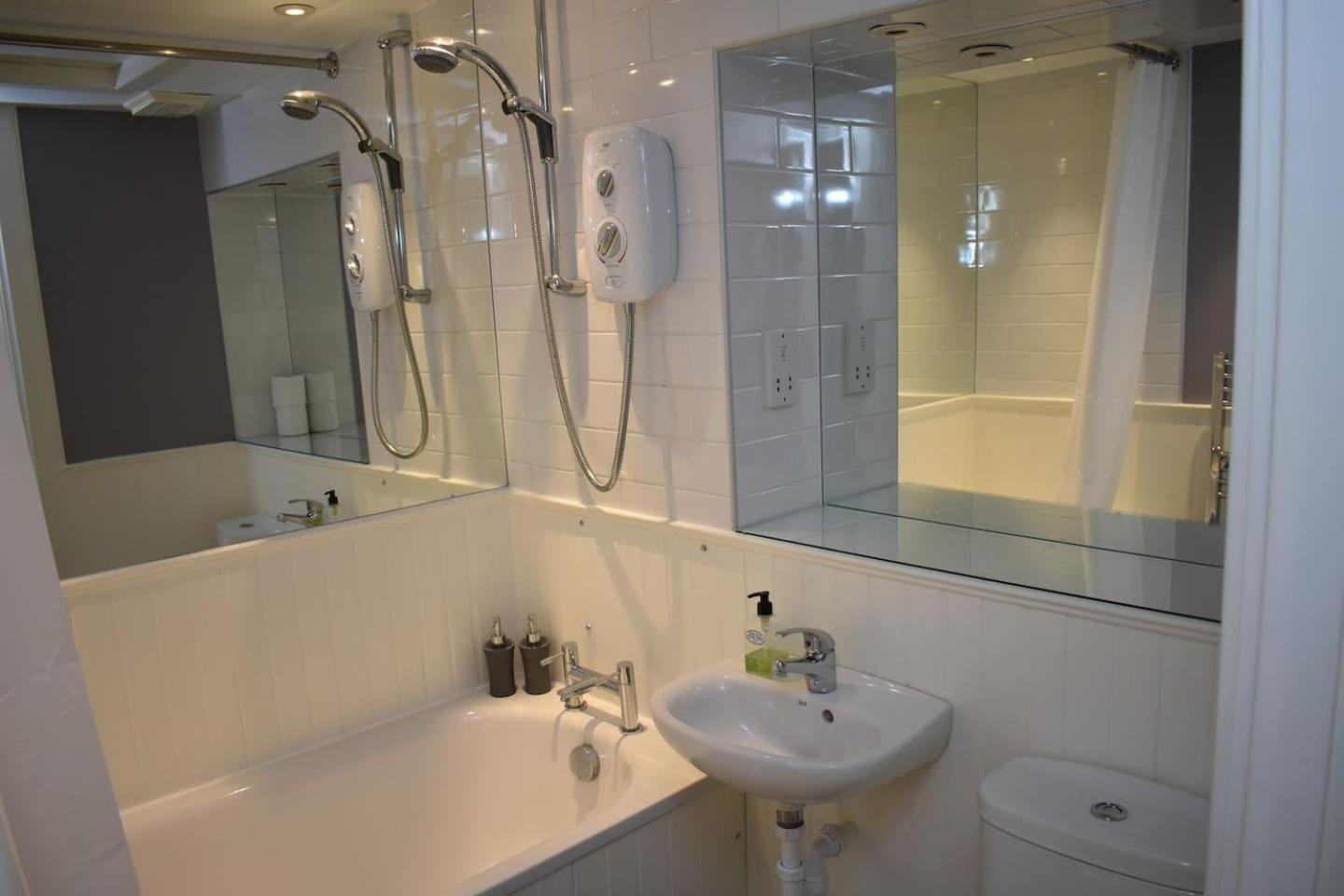 West Port - 2Br In The Heart Of The Old Town Just Off The Grassmarket Edinburgh Bagian luar foto